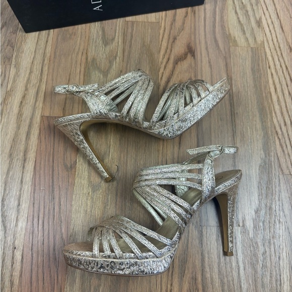 Adrianna Papell Aiden Platform Pump Gold Buckle 8M - Picture 3 of 8